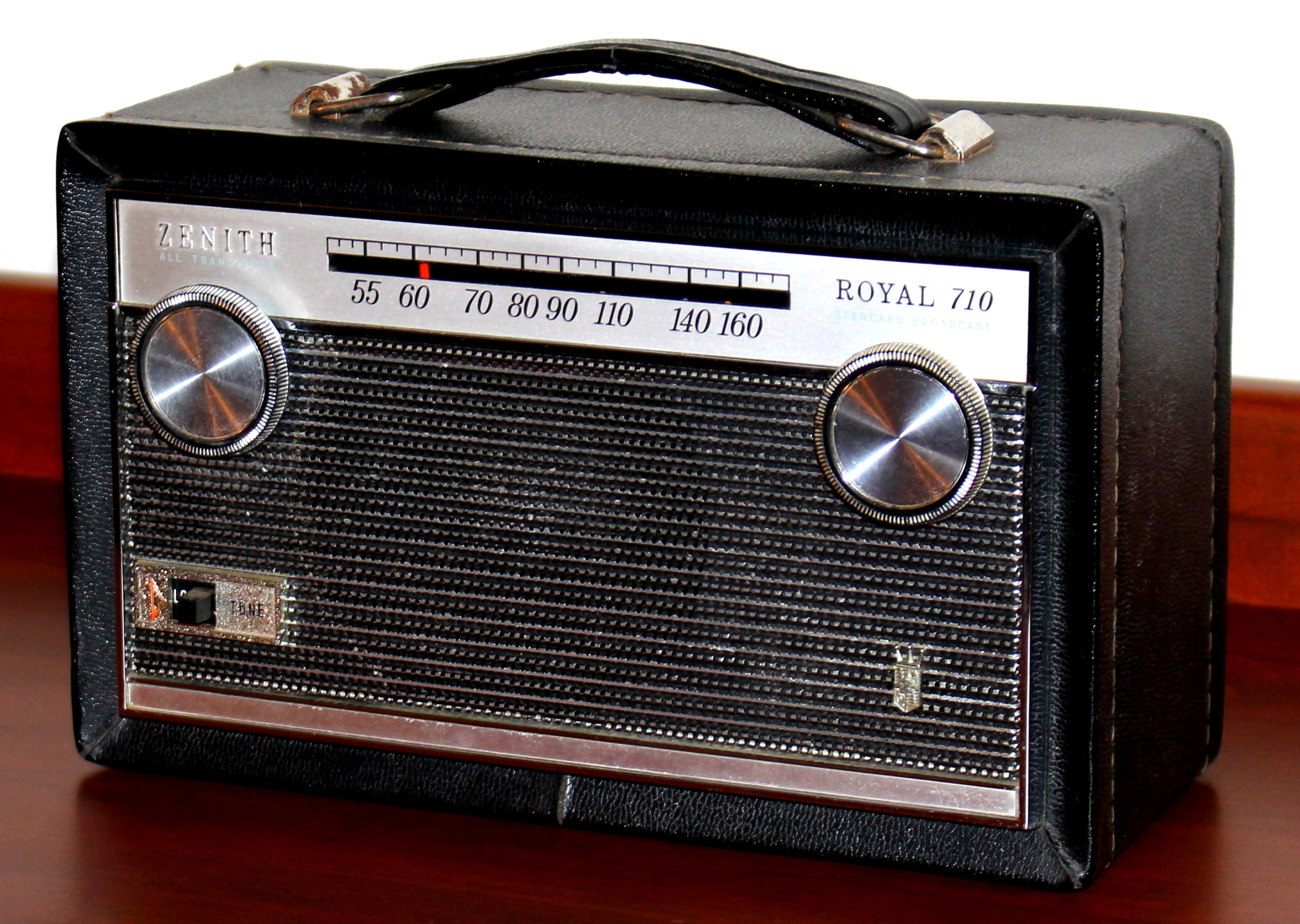 File:Vintage Zenith Portable Transistor Radio, Model Royal 710M