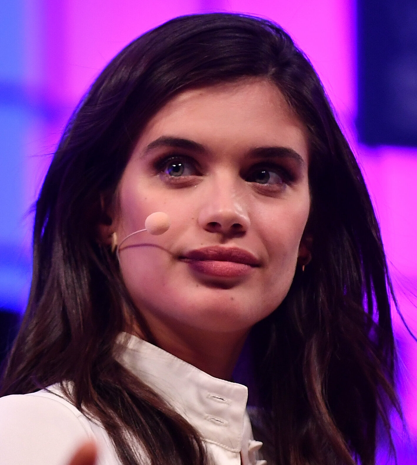 The 30-year old daughter of father (?) and mother(?) Sara Sampaio in 2022 photo. Sara Sampaio earned a  million dollar salary - leaving the net worth at 0.5 million in 2022