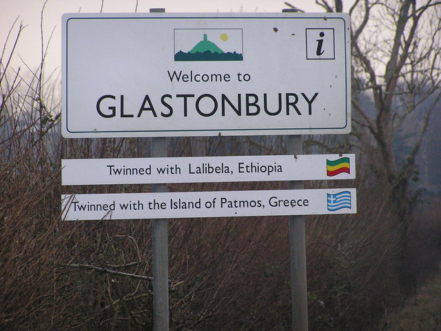 File:Welcome to Glastonbury - geograph.org.uk - 1114993.jpg