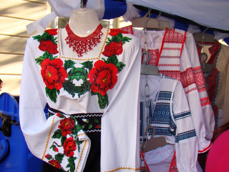 File:08581 der traditionelle Tracht der Ukraine, 2011.jpg