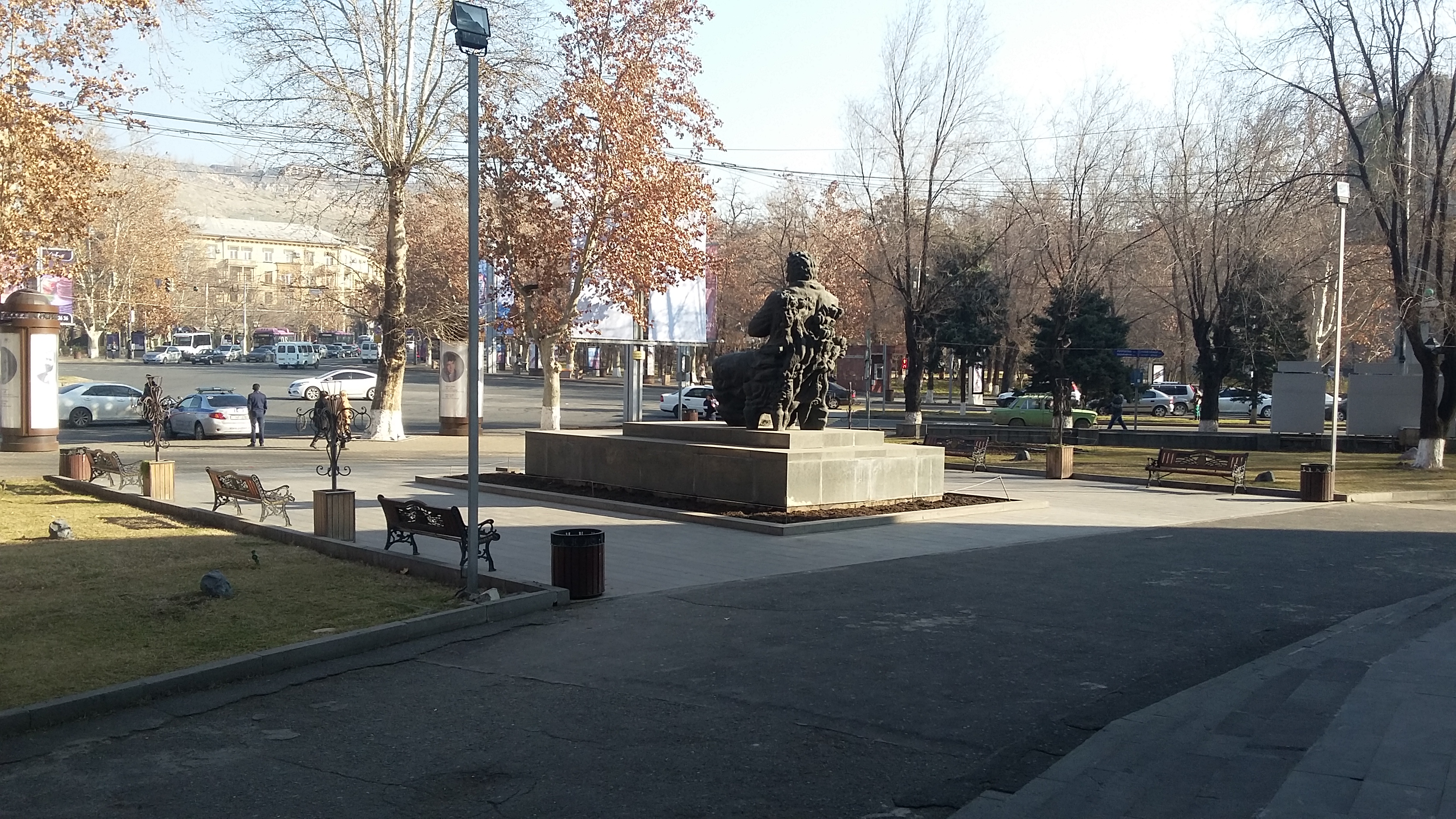 Ереван 5 дней. Комайги Ереван памятник. Памятник шагающий человек в Ереване. Victory Park Yerevan. Монумент Ереван парковка.