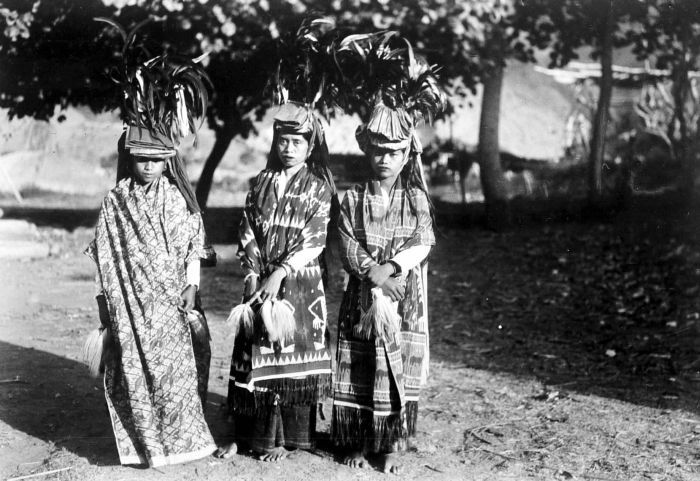 File:COLLECTIE TROPENMUSEUM Drie aanzienlijke vrouwen gekleed in een danskostuum Kanangar Soemba TMnr 10005880.jpg