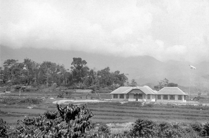 File:COLLECTIE TROPENMUSEUM Het (nieuwe) zendingshospitaal te Mamasa Toraja Sulawesi. Gebouwd met steun van de Mandarse Landschapskas door de Christelijke Gereformeerde Zending TMnr 10000780.jpg