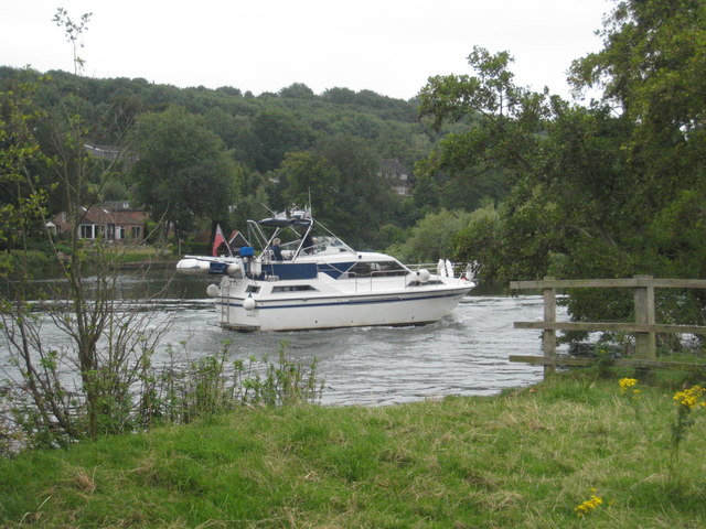 File:Cruiser on the Thames - geograph.org.uk - 958302.jpg