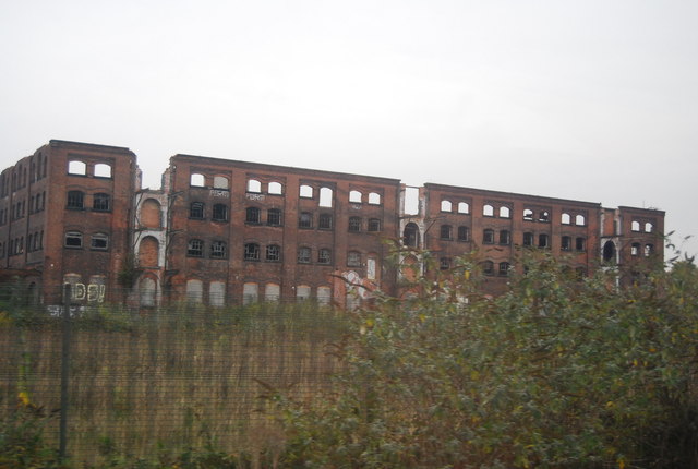 File:Derelict warehouse - geograph.org.uk - 4308934.jpg