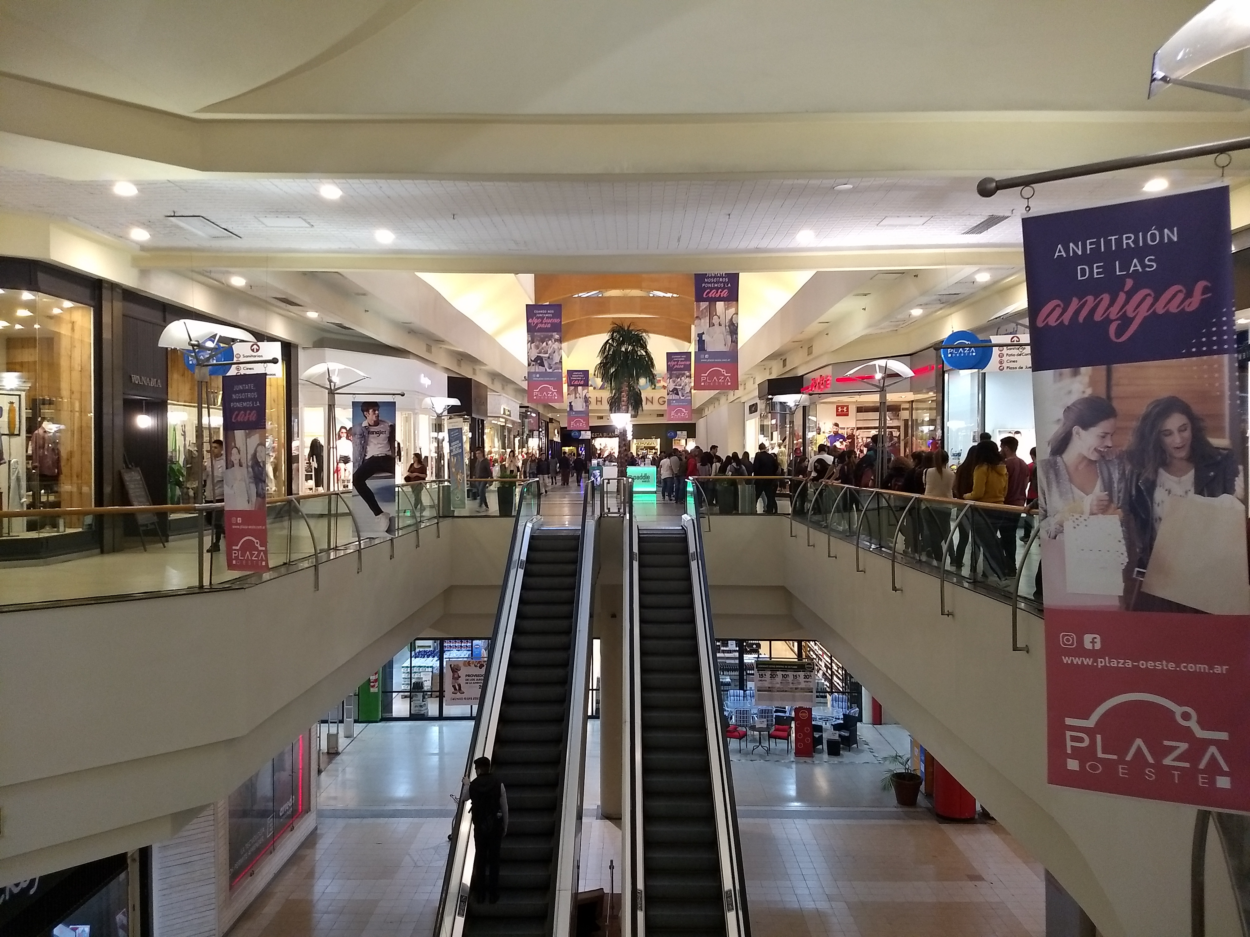 File Fila para retirar pase ol mpico en Plaza Oeste.jpg