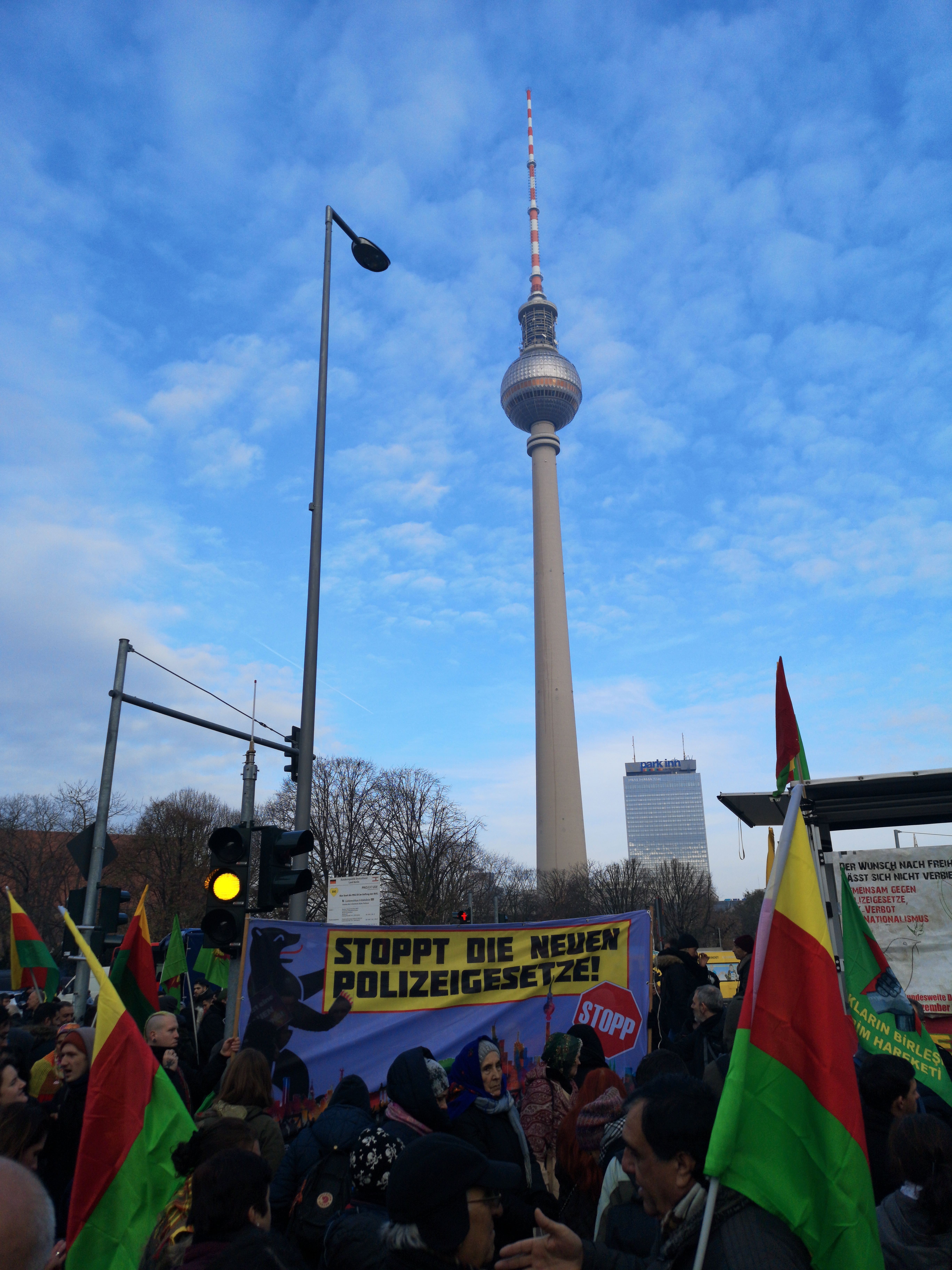 https://upload.wikimedia.org/wikipedia/commons/e/e4/Gemeinsam_gegen_Polizeigesetze%2C_PKK-Verbot_und_Nationalismus_08.jpg