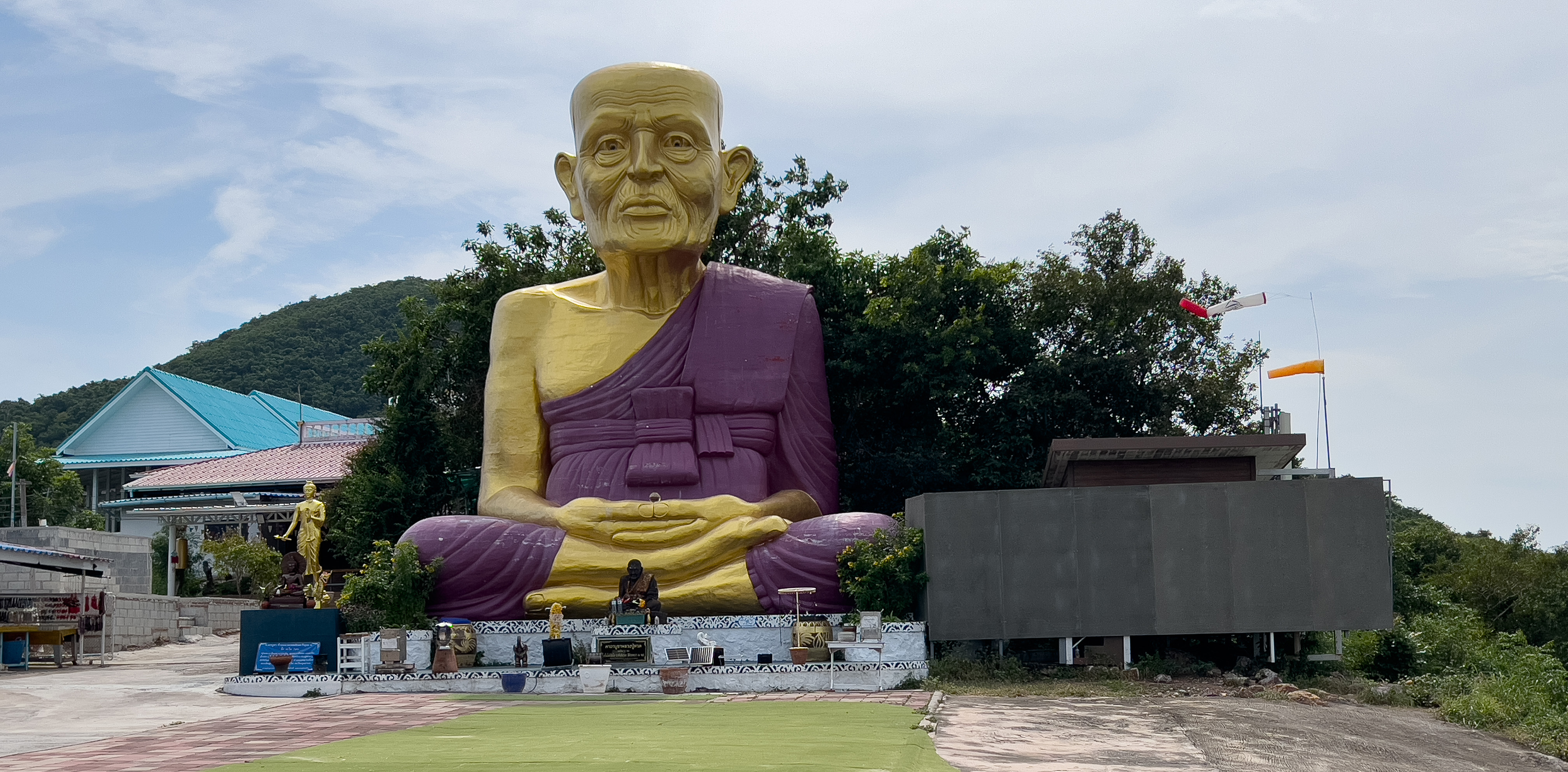 Giant_Monk_Statue,_Ko_Lan_0001