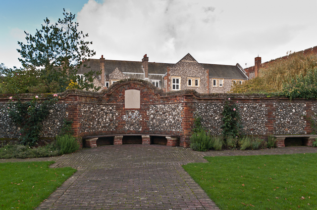 File:Glossop Memorial Garden - geograph.org.uk - 3185612.jpg