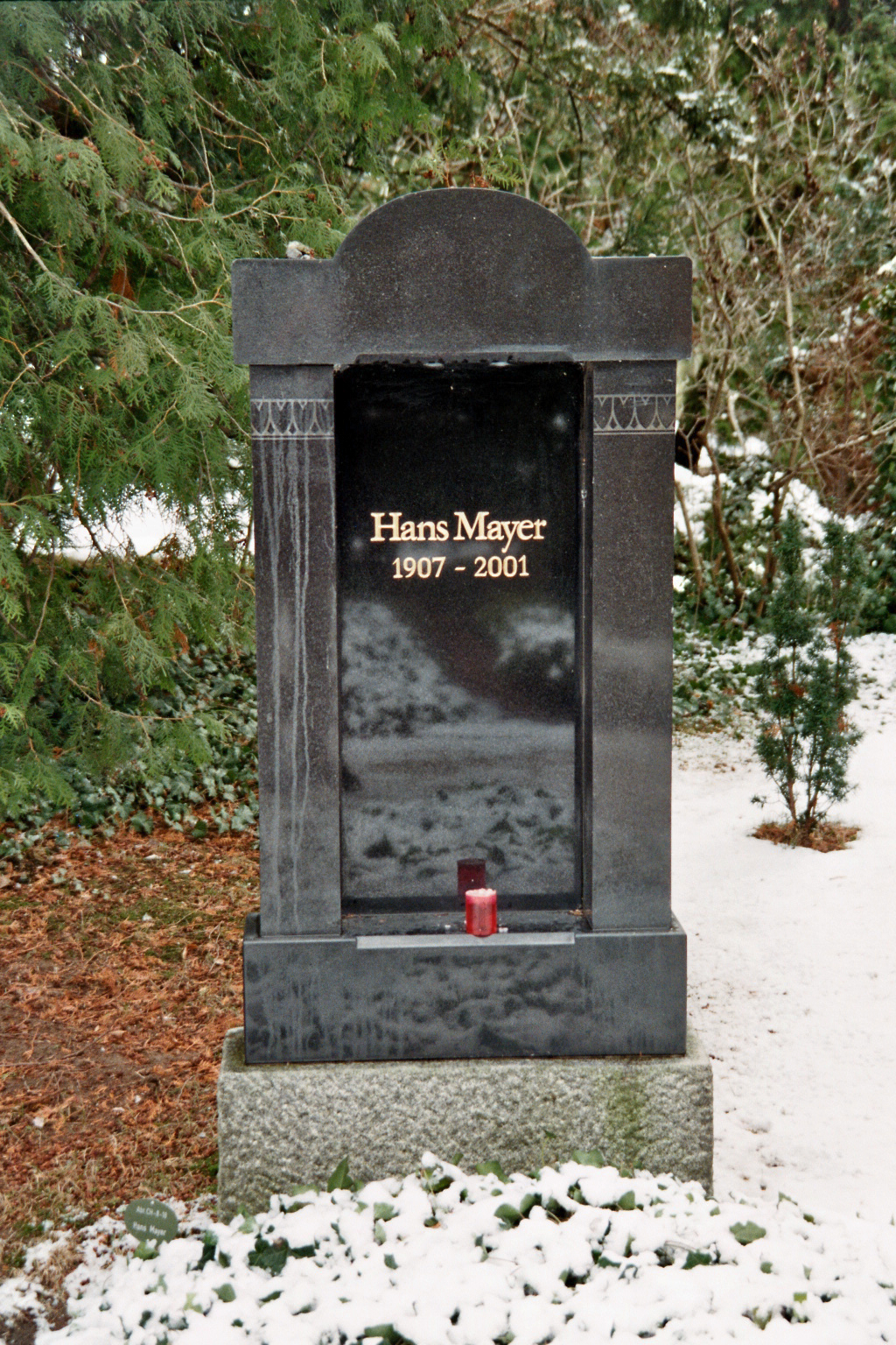 Tumba de Hans Mayer en el [[cementerio de Dorotheenstadt