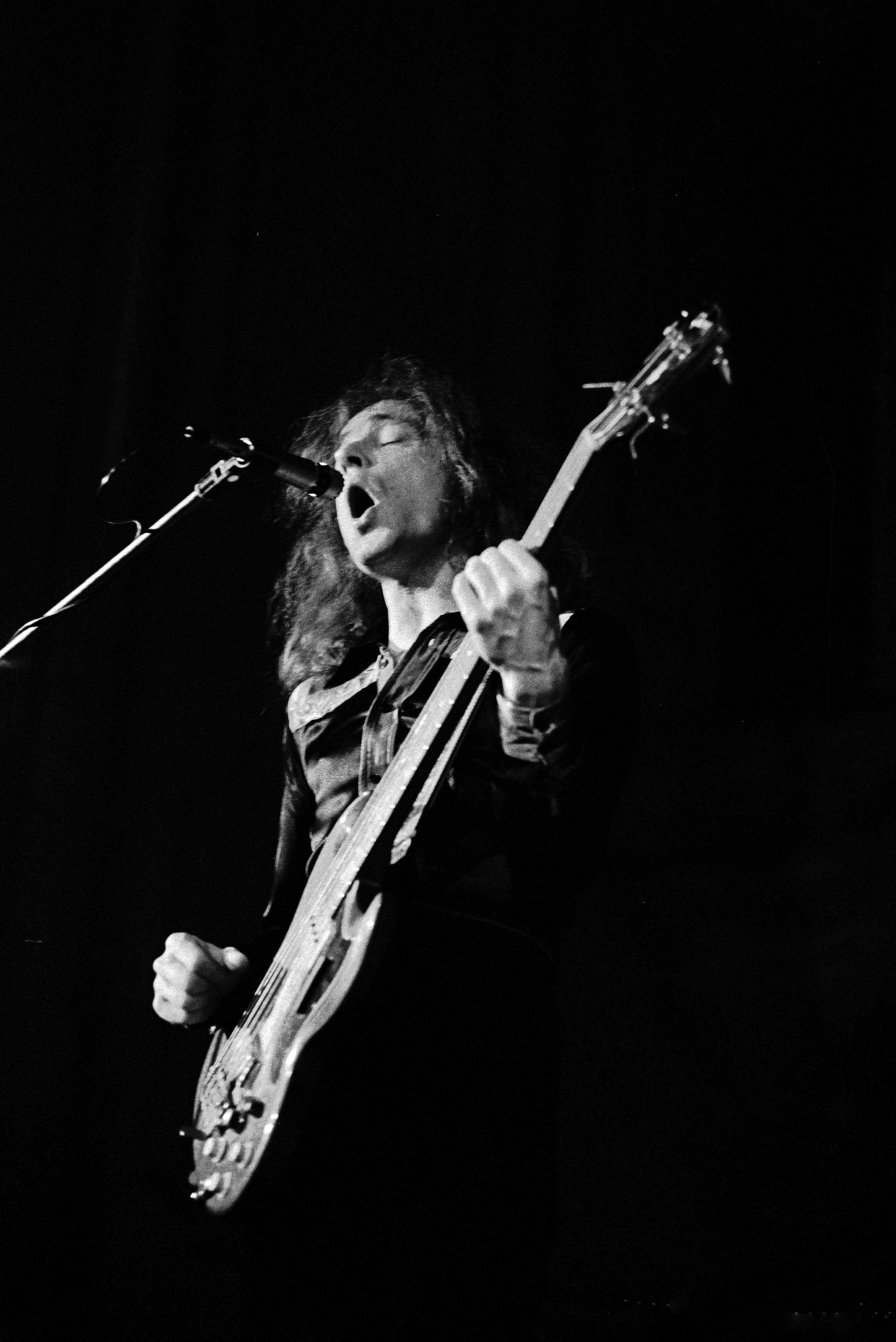 http://upload.wikimedia.org/wikipedia/commons/e/e4/Jack_Bruce-1972.jpg