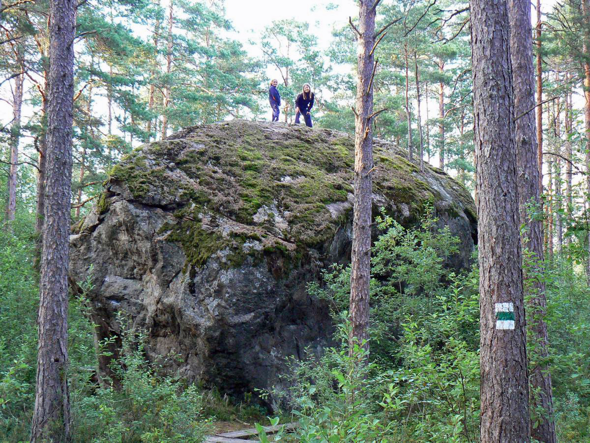 В камень Маякиви (“Камень с дом”), находящийся на полуострове Юминда,  поместился бы 3-4-комнатный дом - Turist