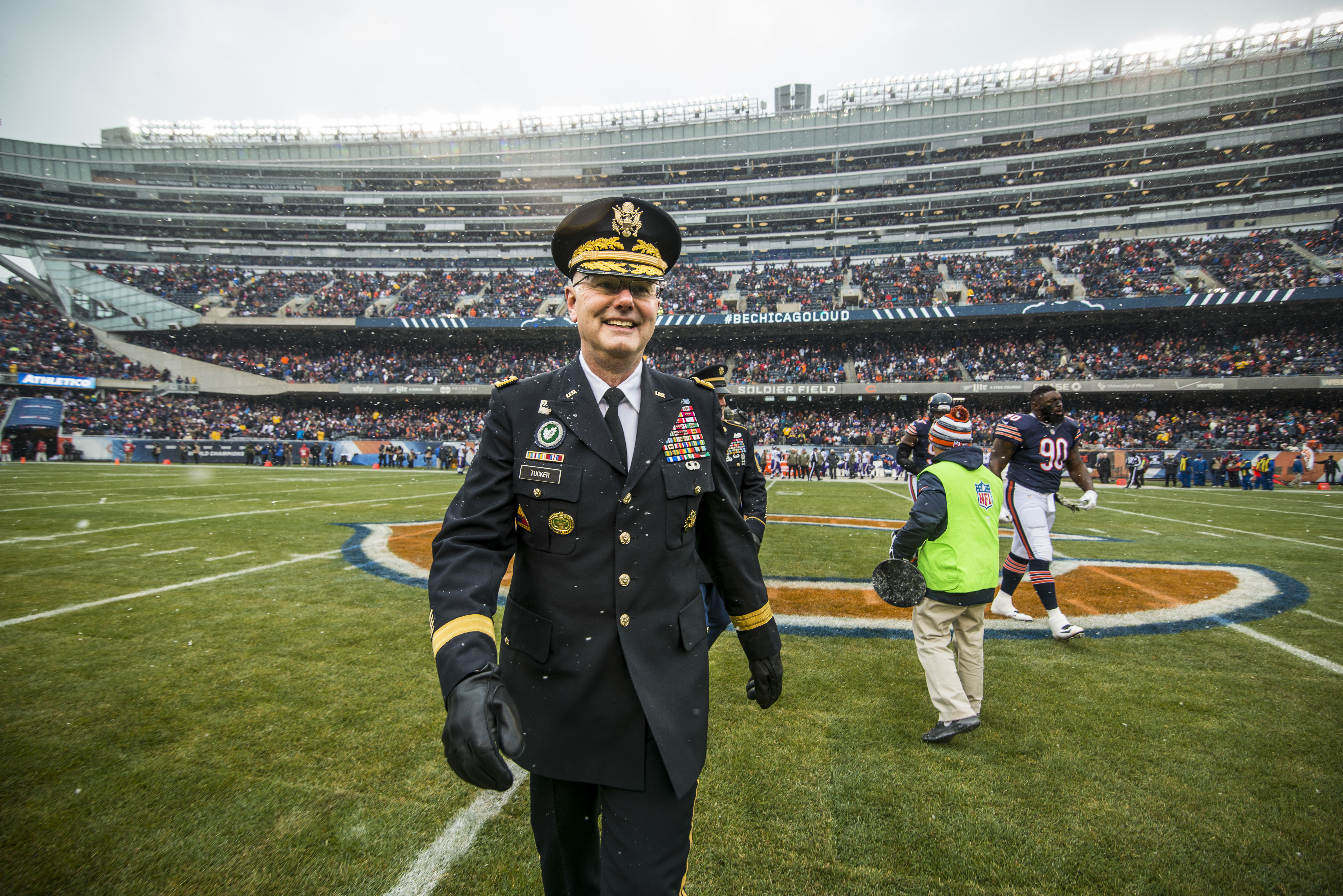 File:Military service members honored during Chicago Bears game  141116-A-TI382-437.jpg - Wikimedia Commons