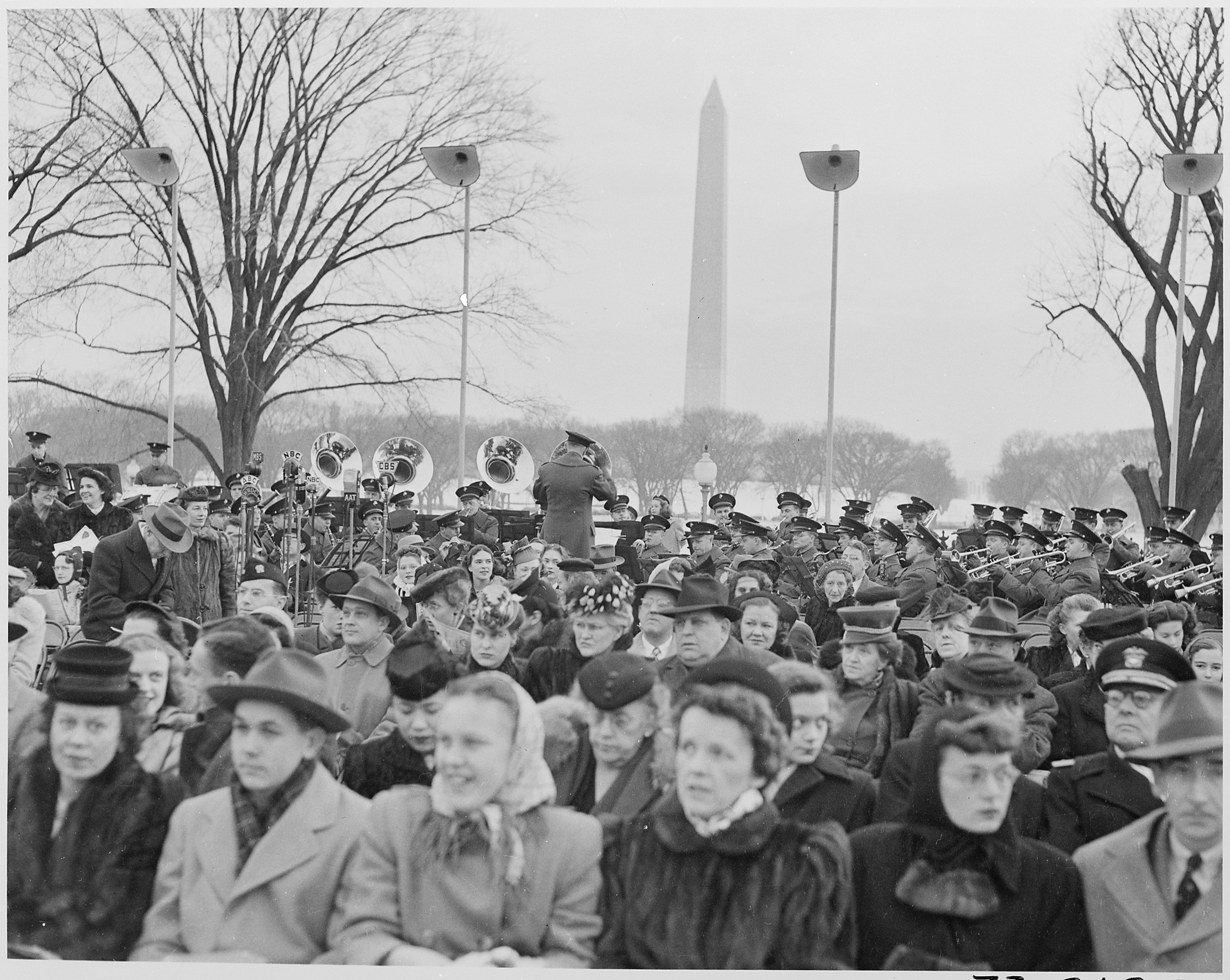 Photograph_of_the_crowd_gathered_on_the_South_Lawn_of_the_White_House_for_the_ceremonial_lighting_of_the_National..._-_NARA_-_199280.tif