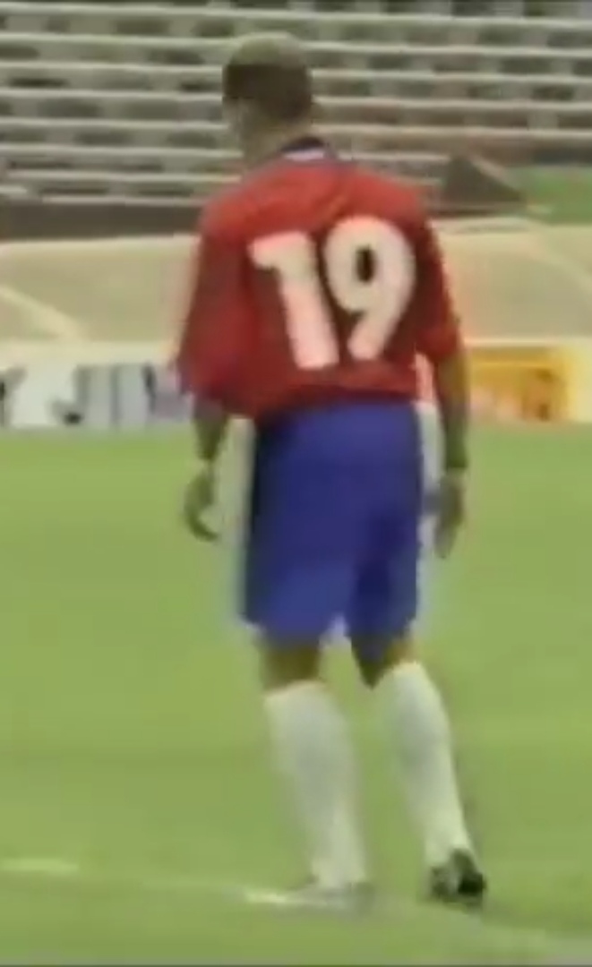 Rodrigo Cordero vistiendo el dorsal 19 en un partido de la clasificación al mundial contra Jamaica en el 2001