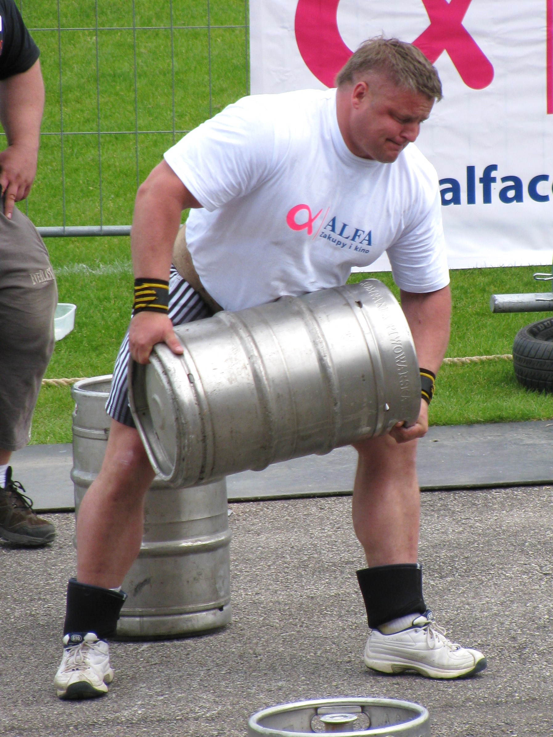 File Slawomir Toczek Keg Race Jpg Wikimedia Commons