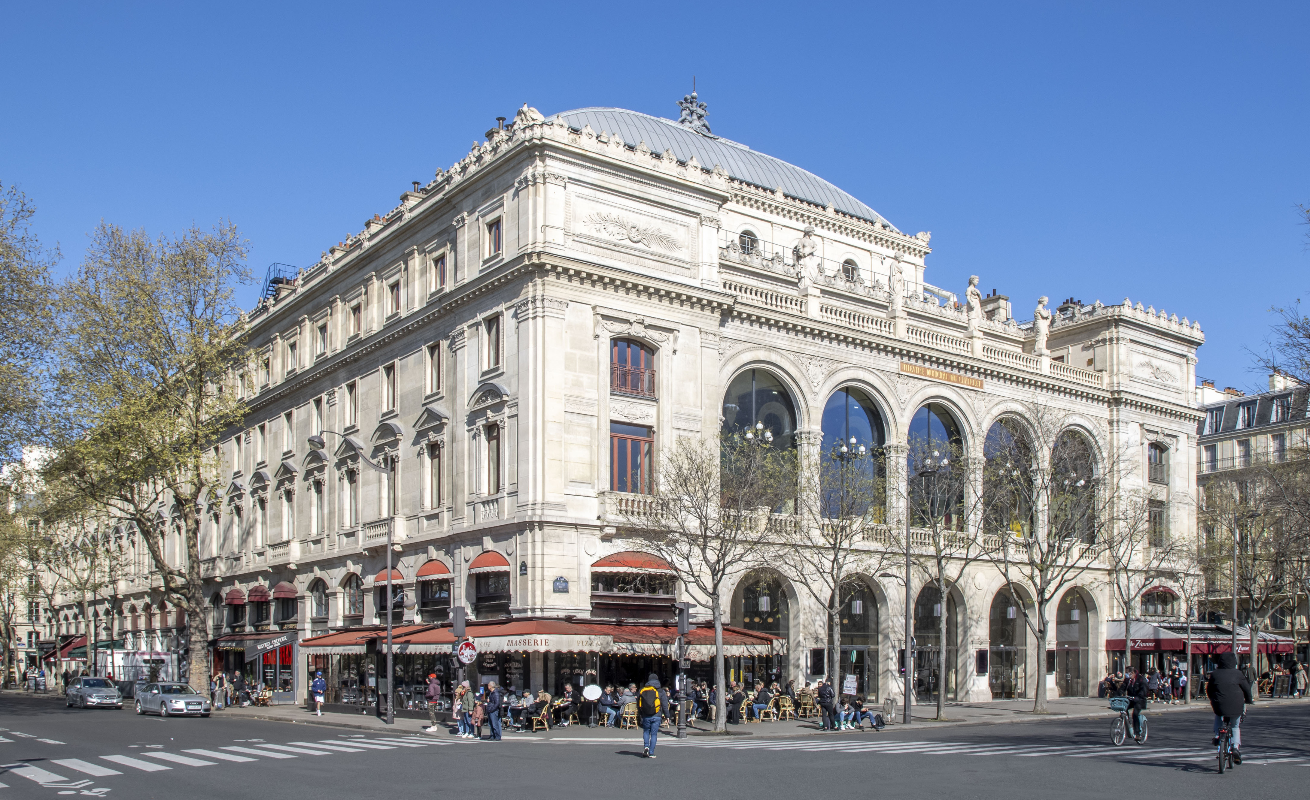 Du theatre. Театр Шатле. Площадь Шатле в Париже. Парижский театр Шатле. Гранд Шатле Париж.