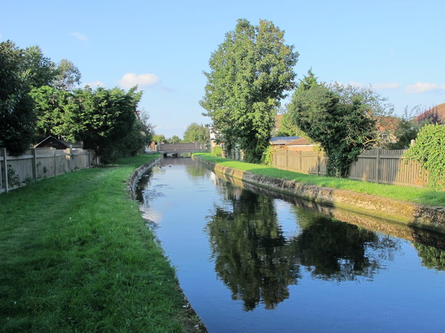 File:The New River by New River Crescent, N13 (4) - geograph.org.uk - 4696178.jpg