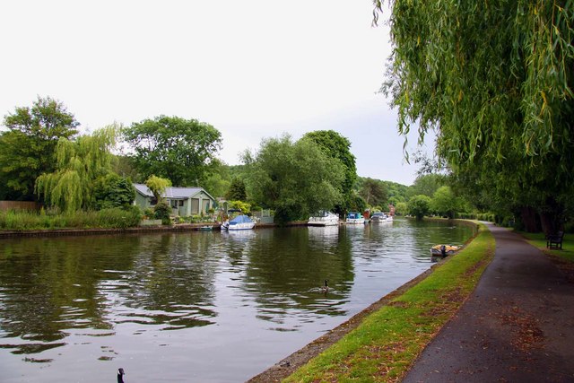 File:The Thames towpath passes Rod Eyot Island - geograph.org.uk - 1345575.jpg