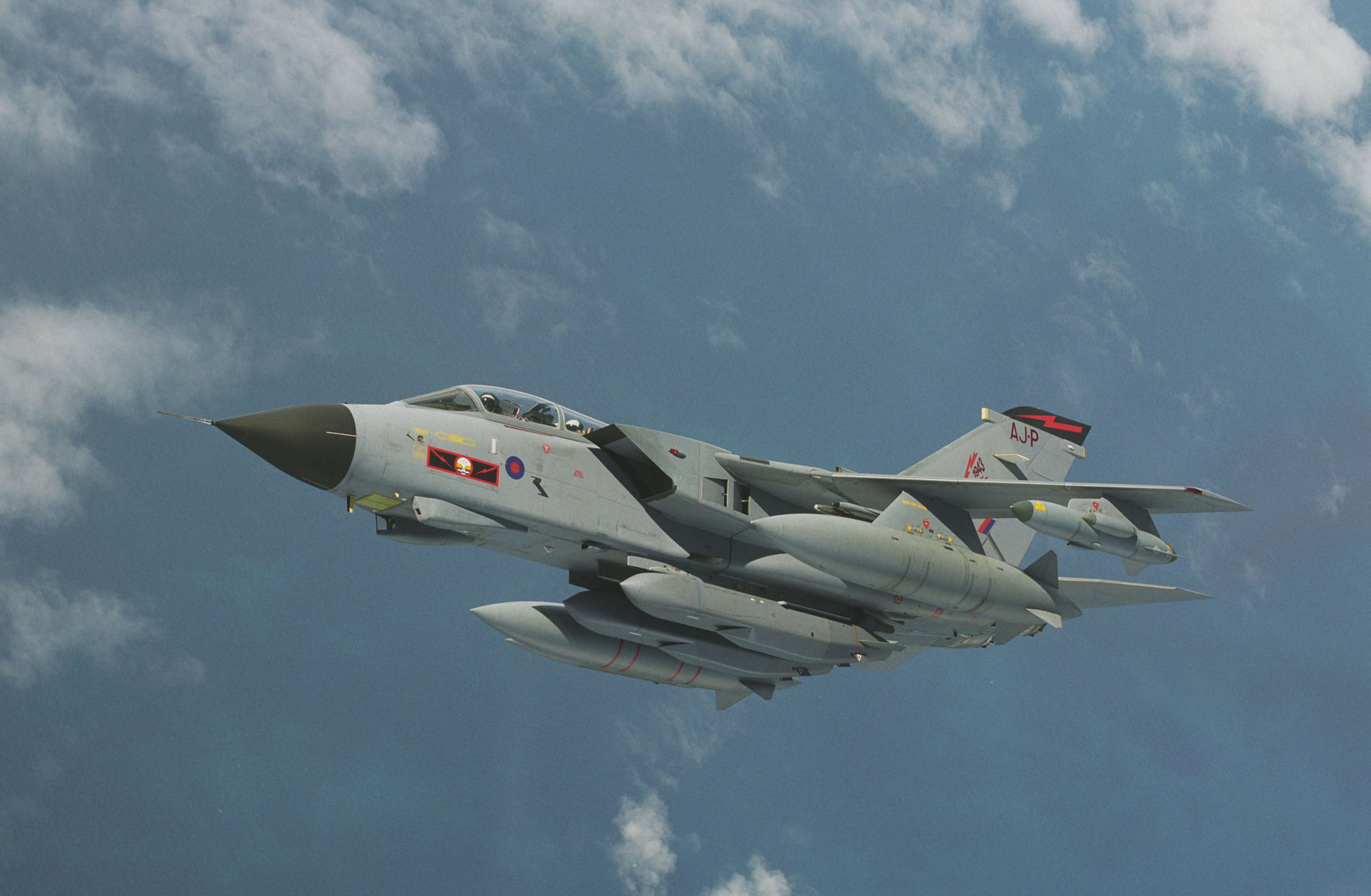File:Tornado GR4 aircraft fitted with Storm Shadow cruise missile.jpg ...