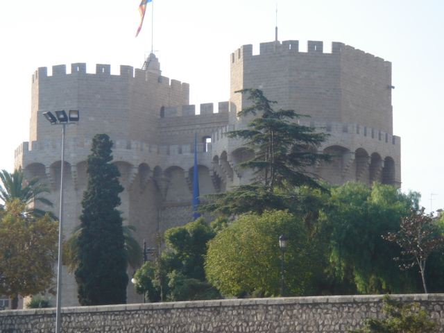 File:Torres de Serrano.JPG