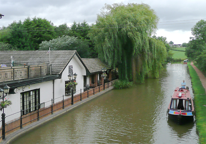 Worcester and Birmingham Canal at Stoke Pound - geograph.org.uk - 2258566