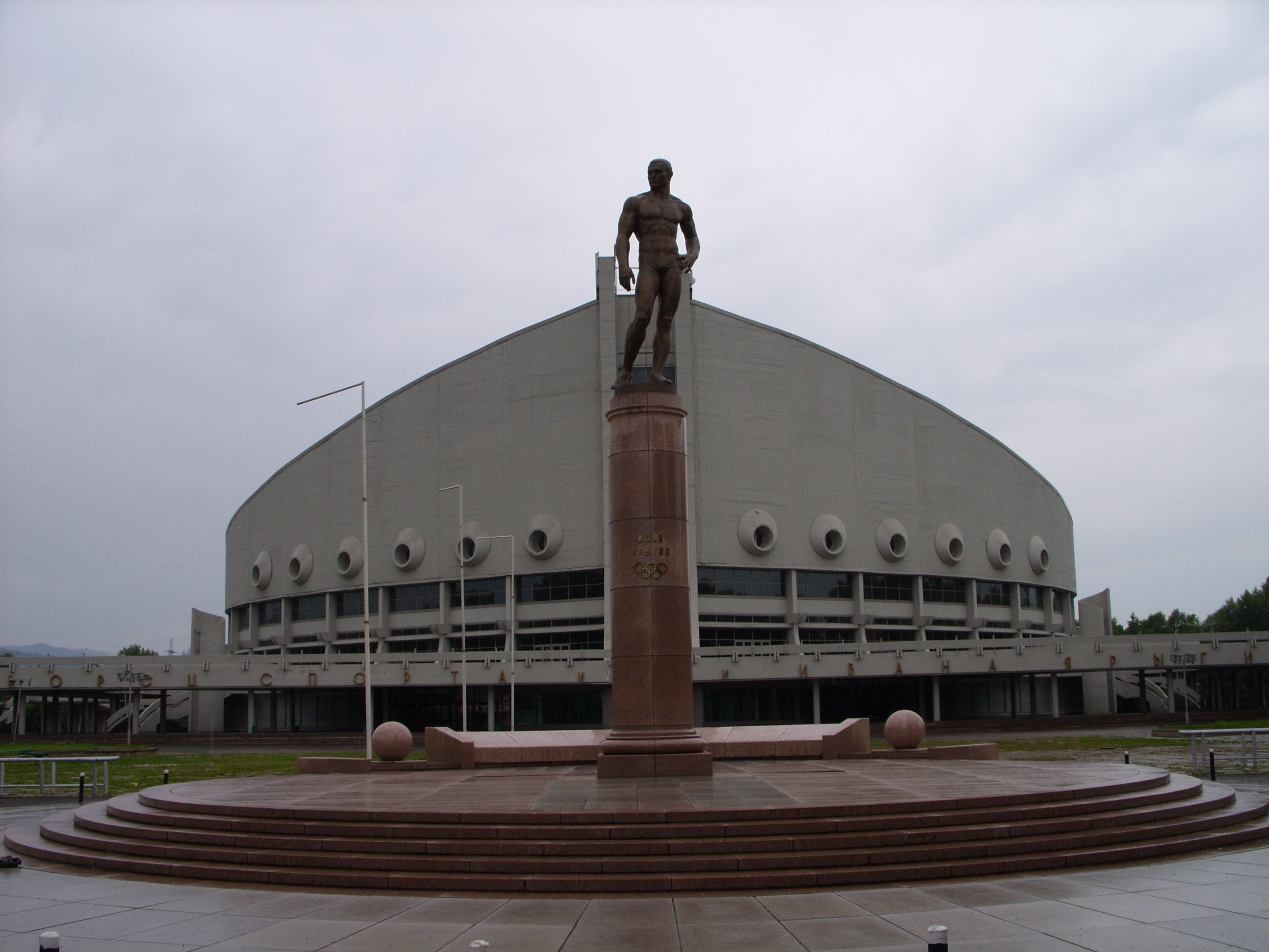 Памятник И. Ярыгину на площади перед Дворцом