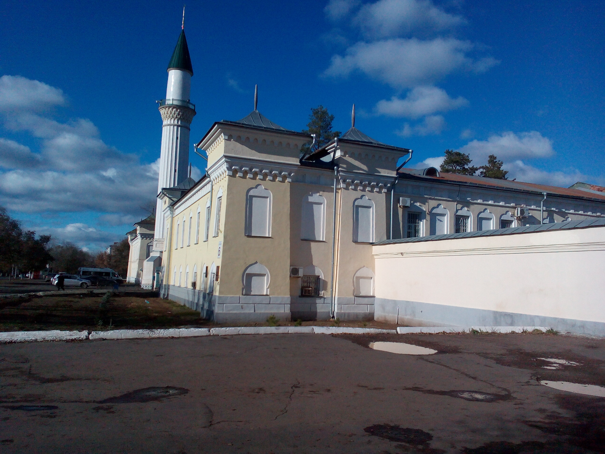 Караван сарайская клиника. Мечеть Оренбург. Караван-сарай (Оренбург). Мечеть Оренбург Караван-Сарайская. Караван сарай Сургут.