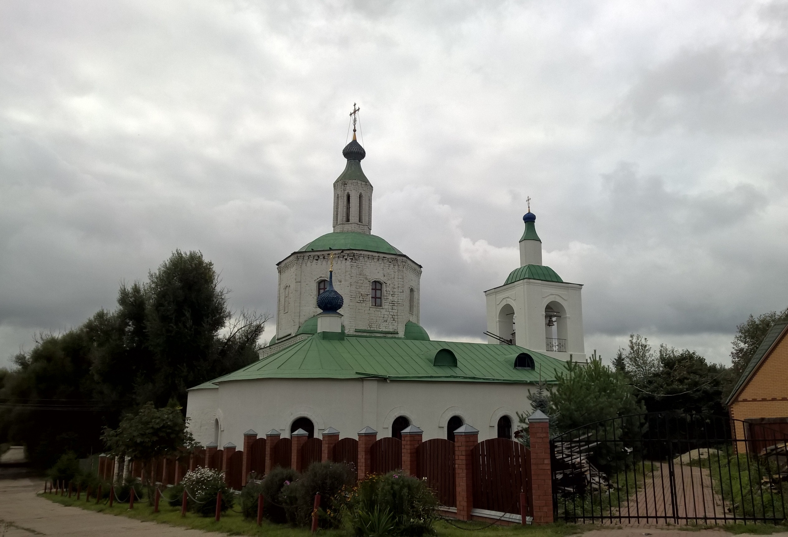 Салтыково белгородская область. Салтыково (Сумская область). Богородице-Рождественский храм-усыпальница в селе Салтыково.