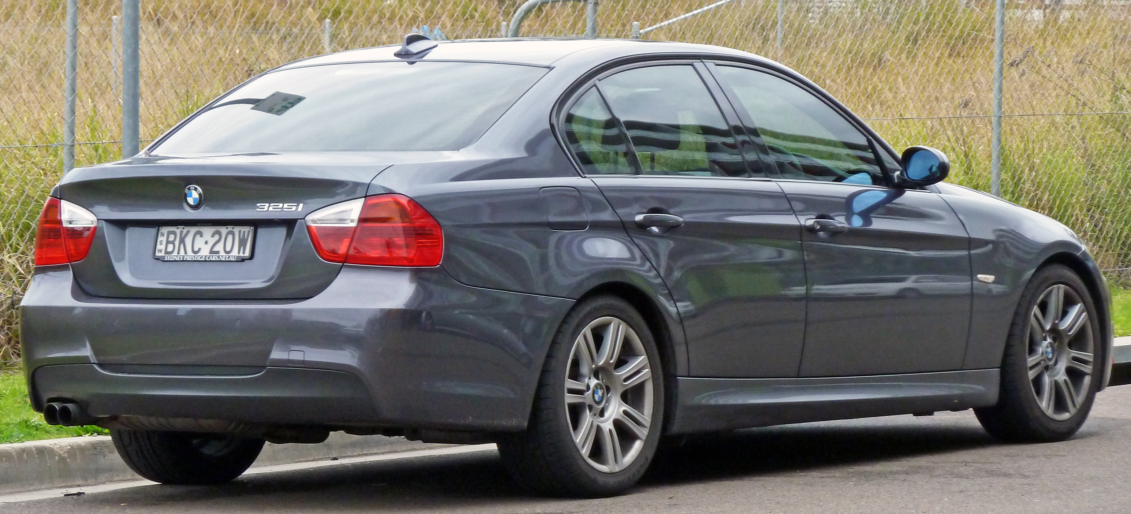 File:2005-2008 BMW 325i (E90) sedan 03.jpg - Wikimedia Commons