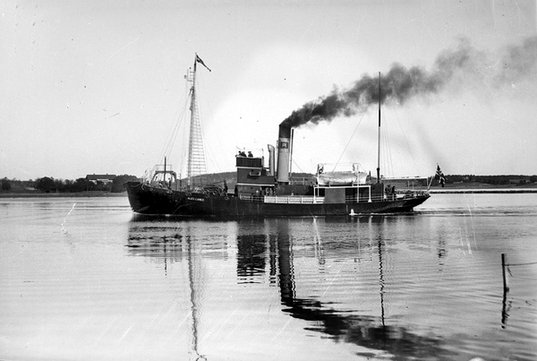 File:Alex. Lange whale catcher (A-00657).jpg