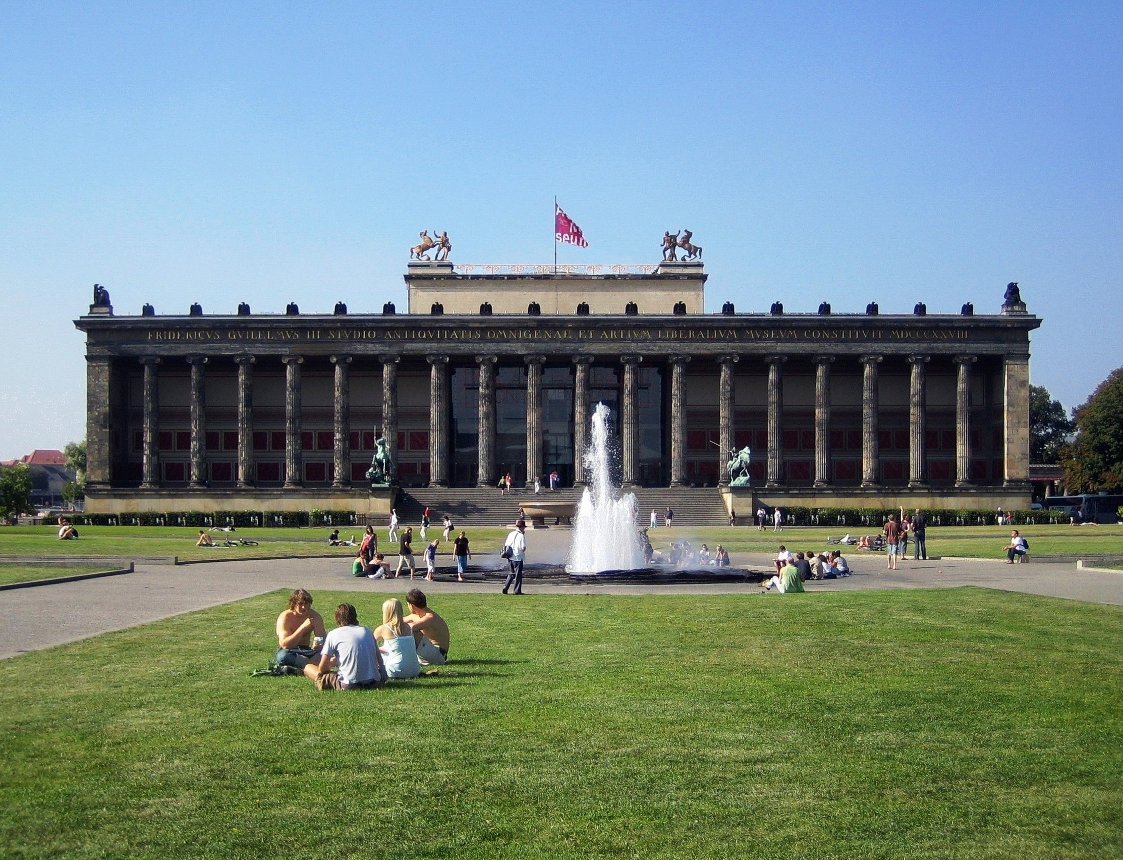 Altes Museum Mint Klasszicista épület