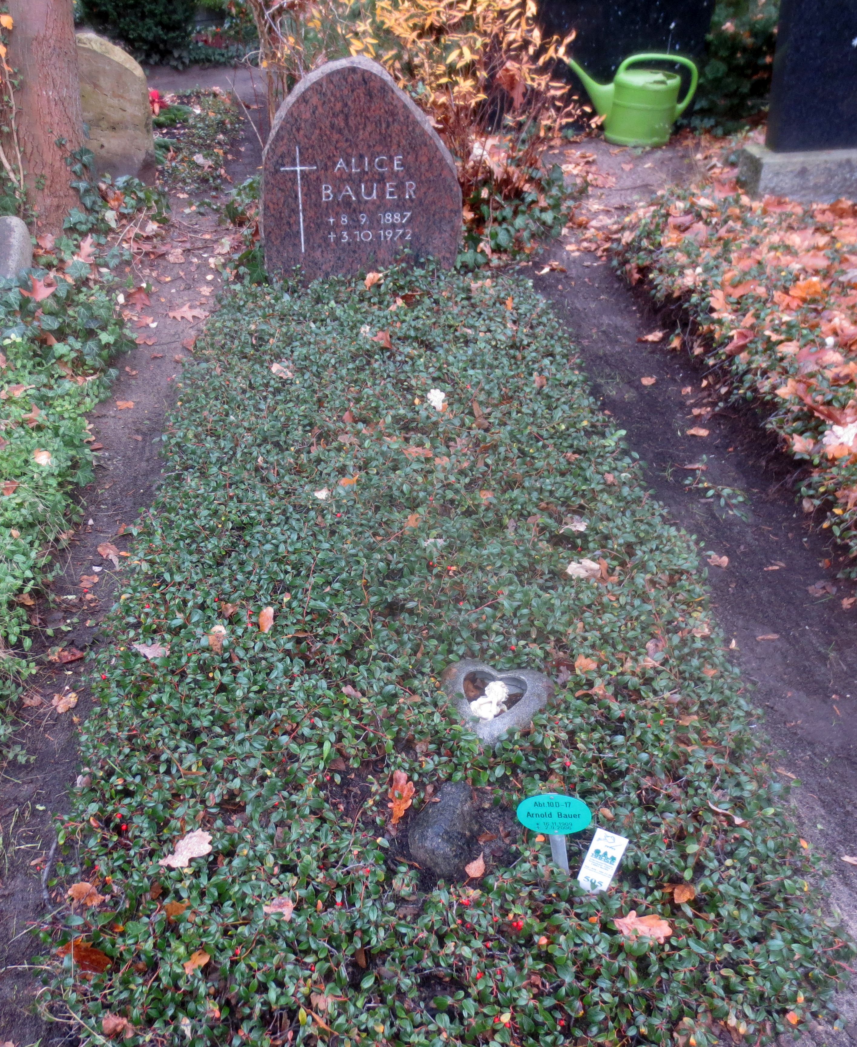 Grab von Arnold Bauer auf dem [[Friedhof Heerstraße