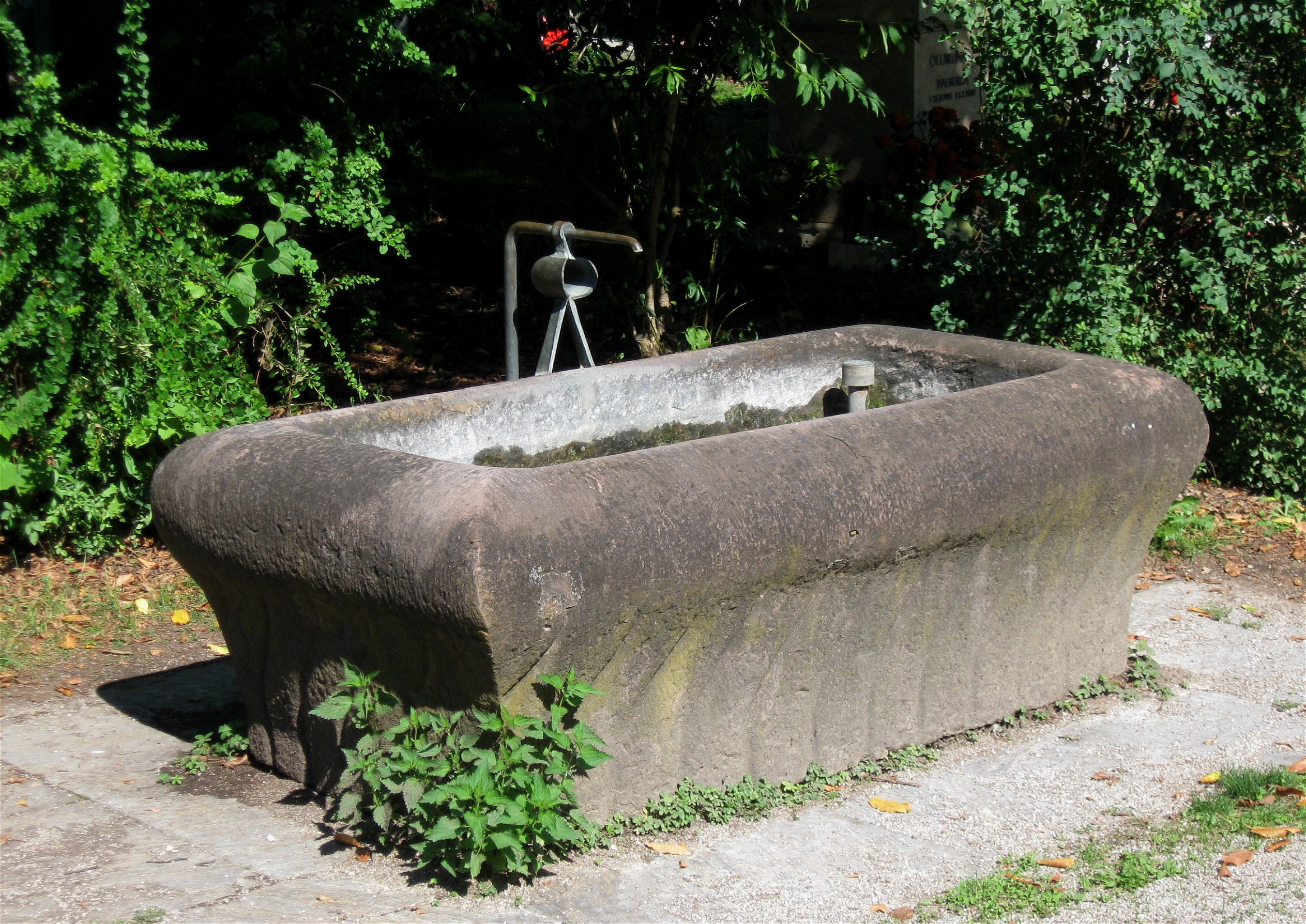 File Brunnen Im Westfriedhof Muenchen 2 Jpg Wikimedia Commons