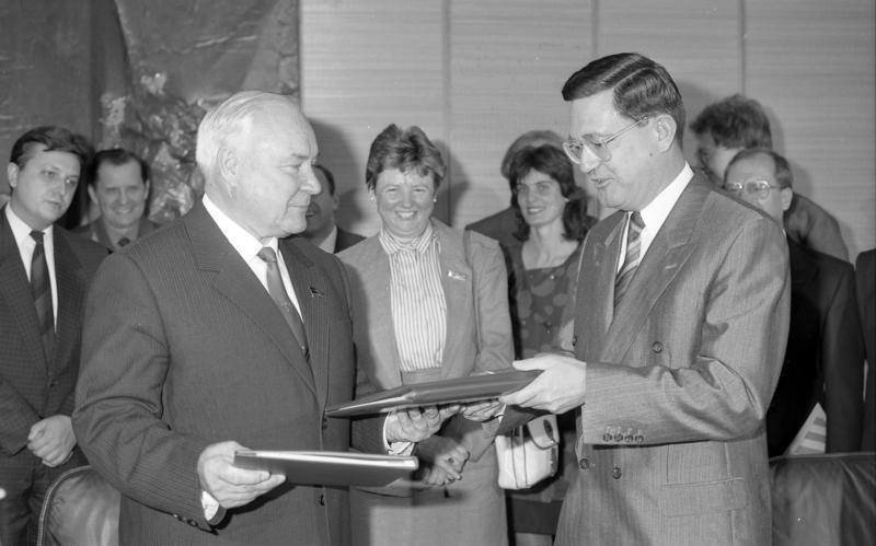 File:Bundesarchiv B 145 Bild-F085990-0016, Bonn, BMI, Abkommen mit der Sowjetunion.jpg