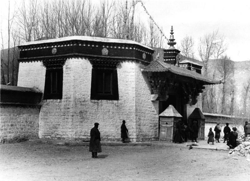 File:Bundesarchiv Bild 135-S-13-08-22, Tibetexpedition, Eingangstor Norbulingka.jpg