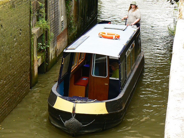 File:Canal boat on the way up the Kennet and Avon canal (2) - geograph.org.uk - 1443287.jpg