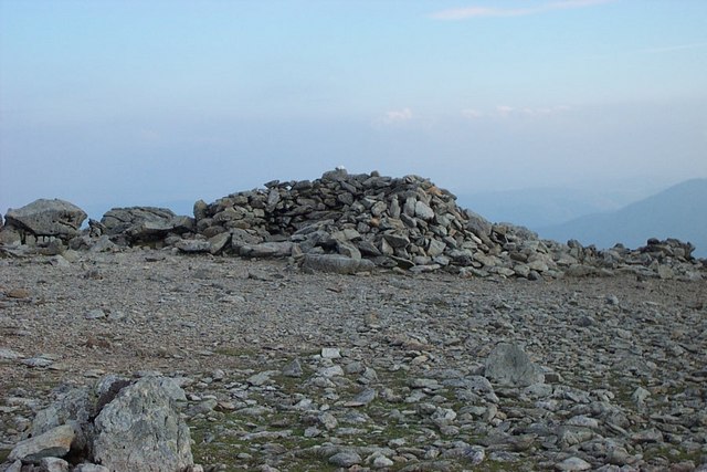 File:Carnedd Llewelyn summit stone shelter - geograph.org.uk - 205452.jpg