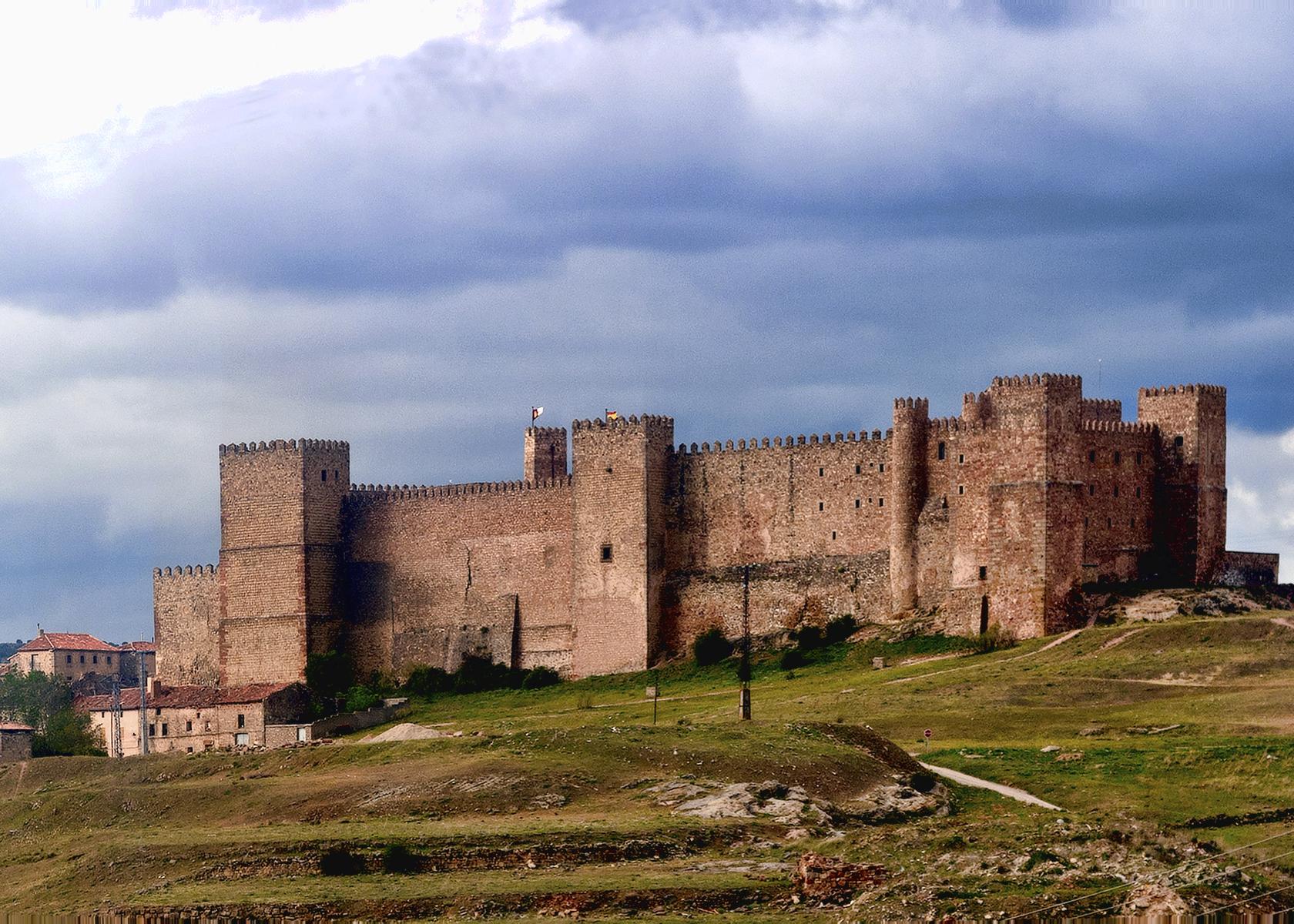 Many old castles used to have. Замок Сигуэнса. Сигуэнса Испания. Замок Сигуэнса сверху. Крепость Дейдади.