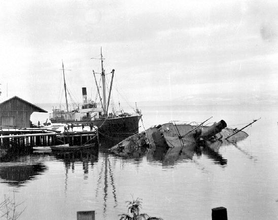 File:Cheslakee (steamboat) wrecked Jan 1913.JPG