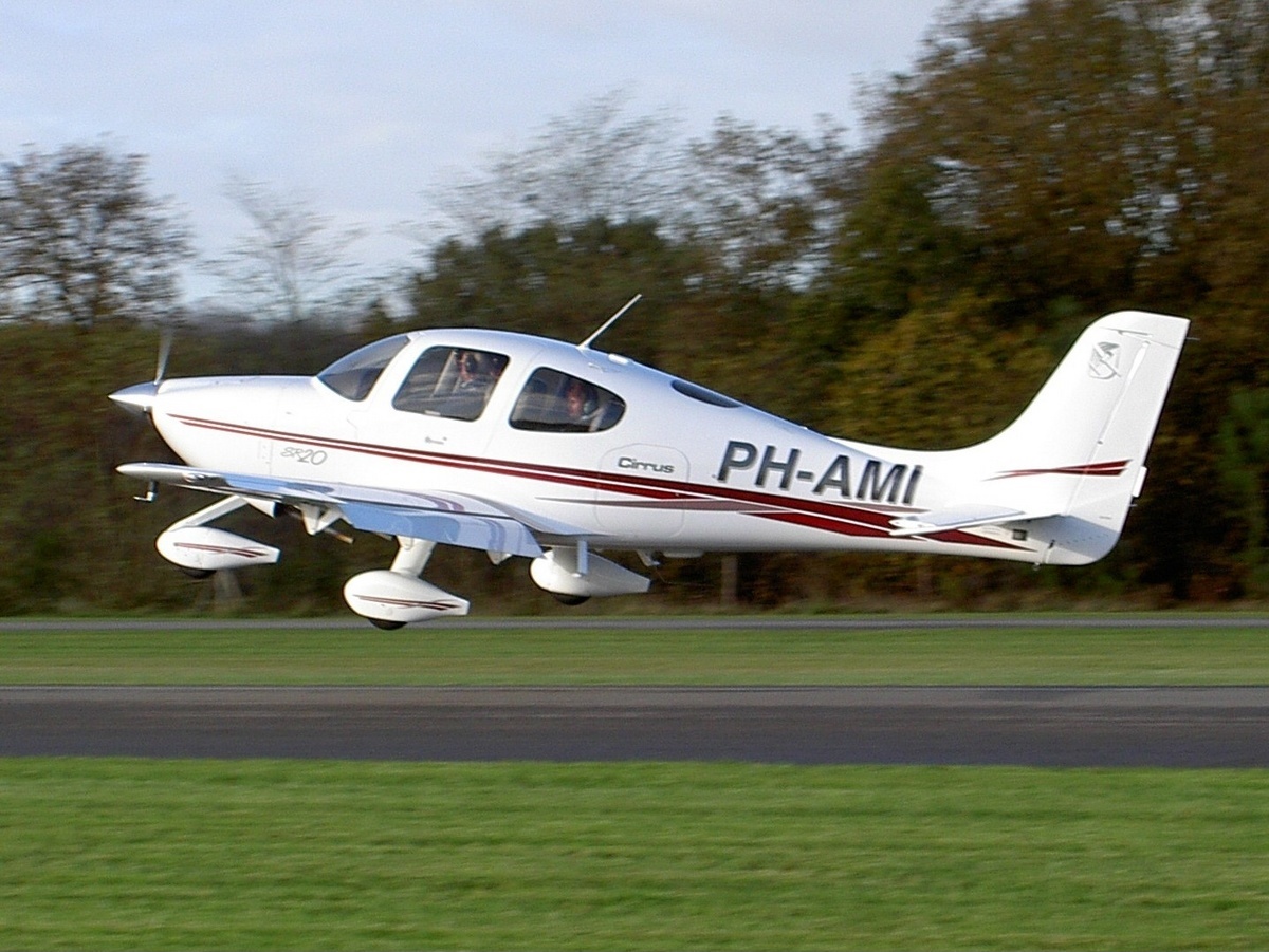 Cirrus_SR20_PH-AMI_at_Seppe%2C_The_Netherlands%2C_14_December_2004.jpg