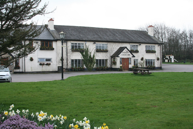 File:Clatworthy, Ralegh's Cross Inn - geograph.org.uk - 158153.jpg