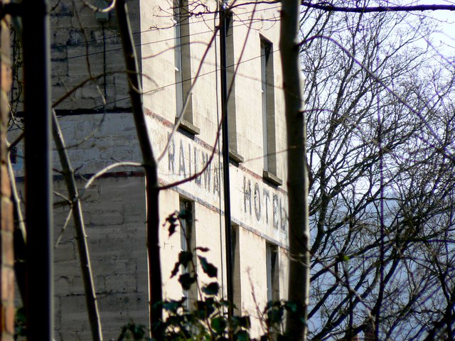 File:Façade, Railway Hotel, Nailsworth - geograph.org.uk - 2865202.jpg