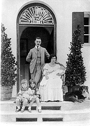 Семейство Ман пред вилата им в Бад Тьолц, 1909 г.