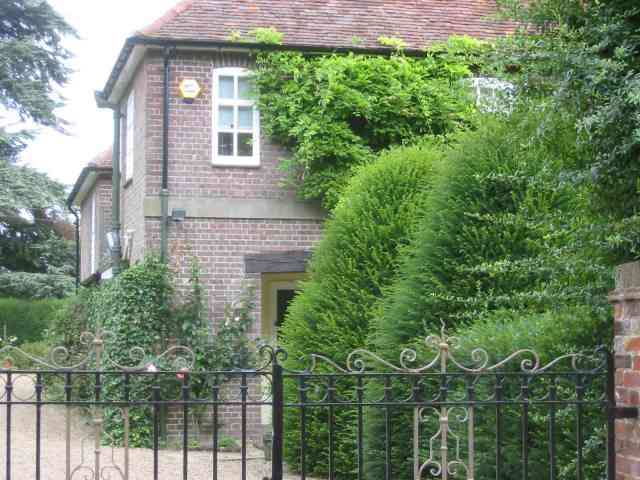 File:Farmhouse at Holtsmere End - geograph.org.uk - 41168.jpg