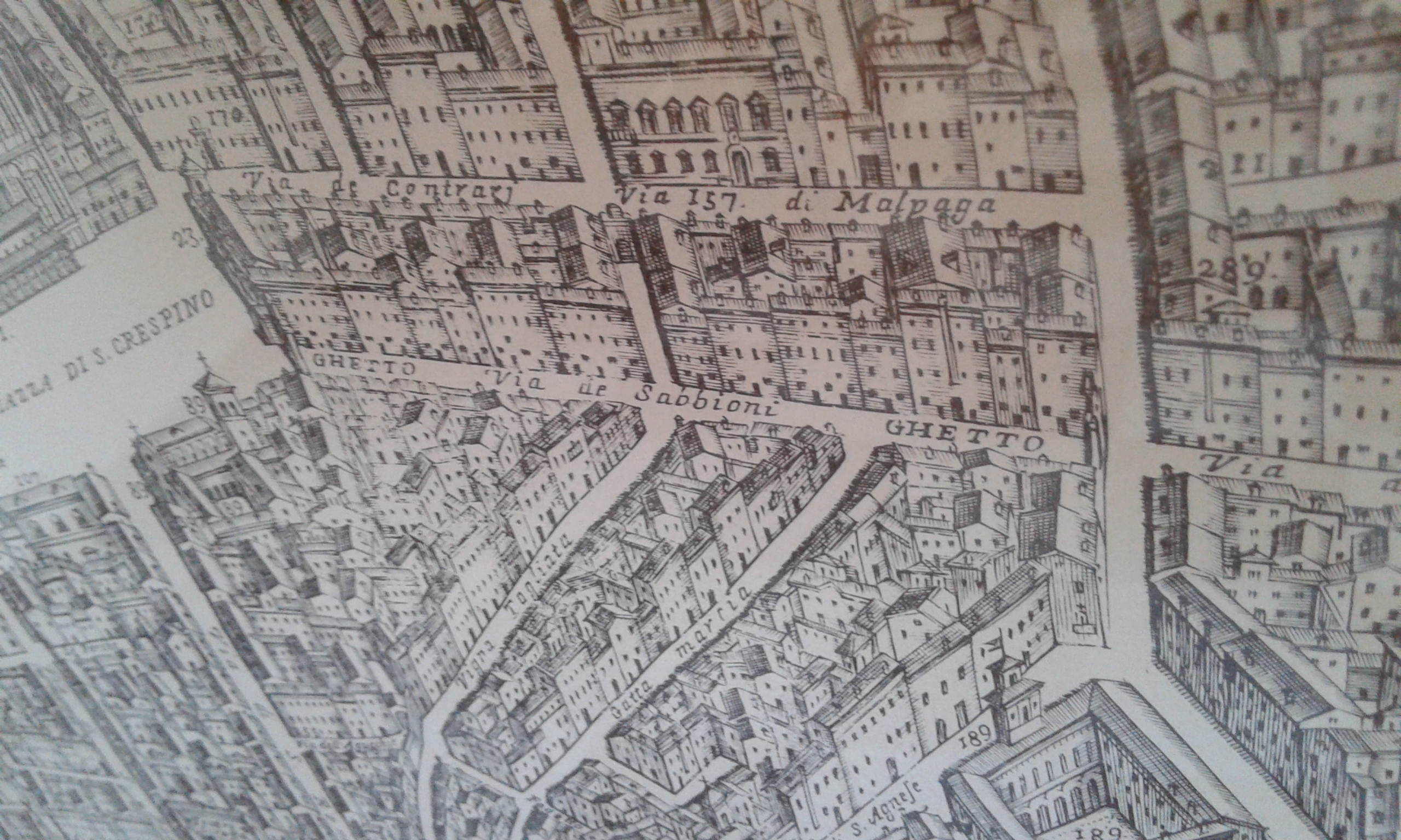 Une partie du Palazzo Montecatini dans le plan et l'élévation de la ville de Ferrara par Andrea Bolzoni de 1747. La porte du ghetto est visible.