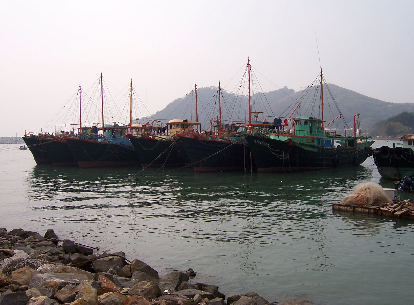 File:Fishing boats at Tai O 2.jpg - Wikipedia