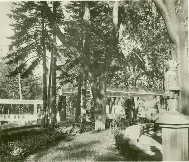 File:Fundación Joaquín Díaz - Plaza del Poniente. Jardines - Valladolid.jpg