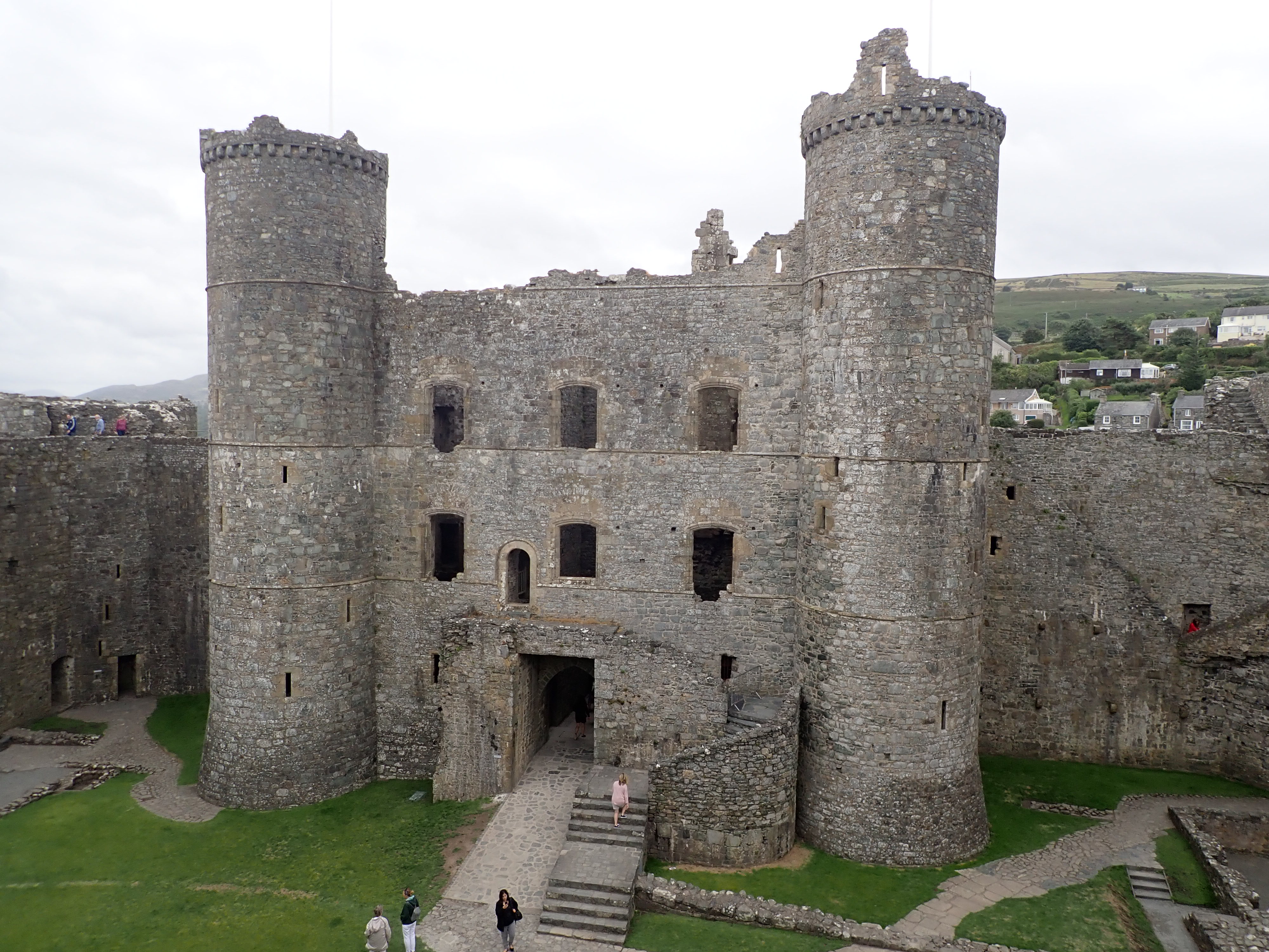 Castle now. Замок Харлех реконструкции. Замки Северного Уэльса. Хаварденский замок Уэльс. Harlech Castle снаряды.