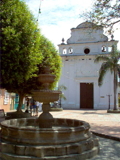 File:Iglesia de Jesús Nazareno, Santa Fe de  - Wikimedia  Commons